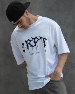 Hombre con estilo urbano vistiendo polo blanco oversize CRPT