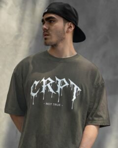 Hombre vistiendo polo gargola gris oscuro oversize con estampado blanco CRPT